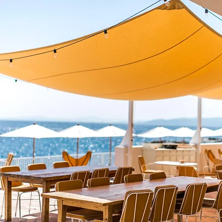 Hotell Les Roches Rouges, A Beaumier 5*