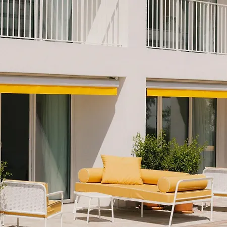 Les Roches Rouges, A Beaumier Saint-Raphael (Var)