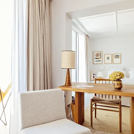 Les Roches Rouges, A Beaumier Saint-Raphael (Var)