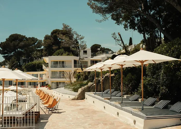 Les Roches Rouges, A Beaumier