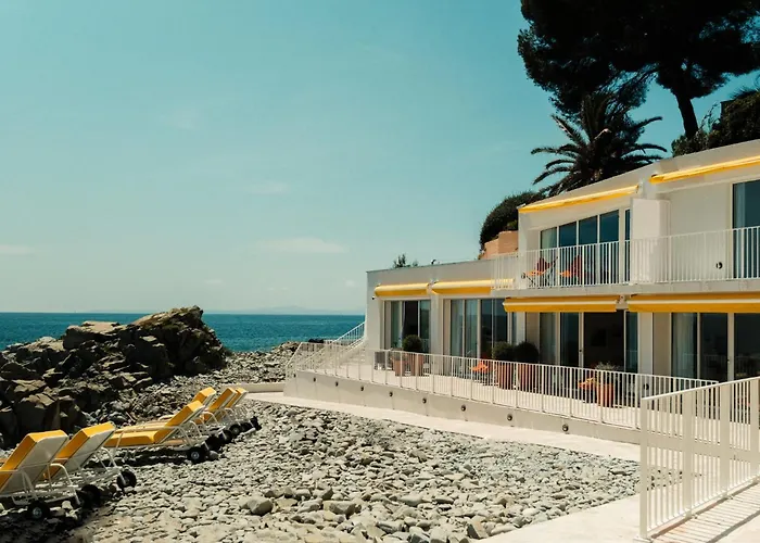 Hotel Les Roches Rouges, A Beaumier