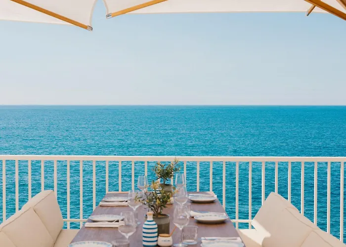 Hotel Les Roches Rouges, A Beaumier