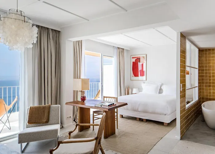 Les Roches Rouges, A Beaumier