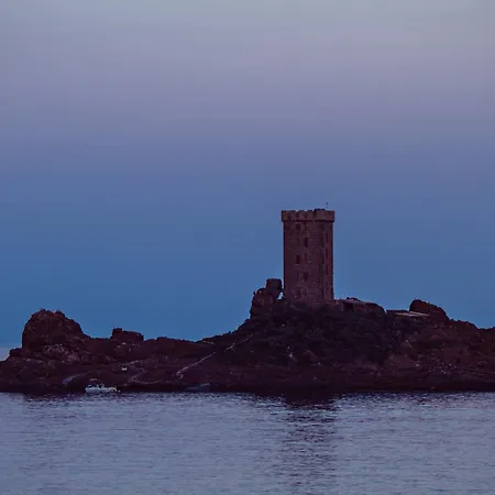 ホテル Les Roches Rouges, A Beaumier