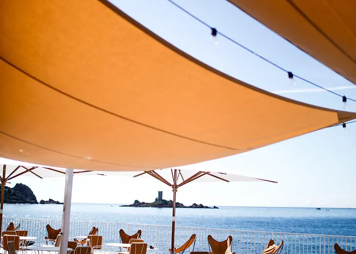 Les Roches Rouges, A Beaumier