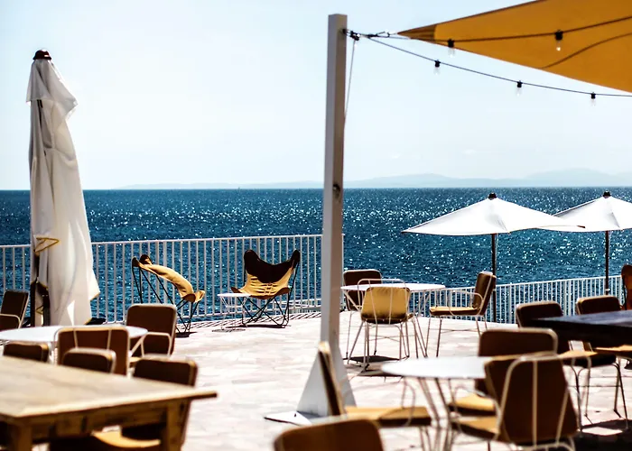 Les Roches Rouges, A Beaumier