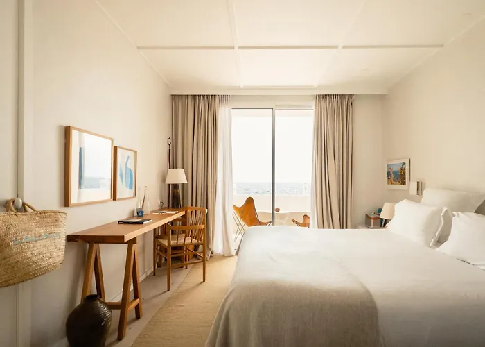 Les Roches Rouges, A Beaumier Saint-Raphael (Var)