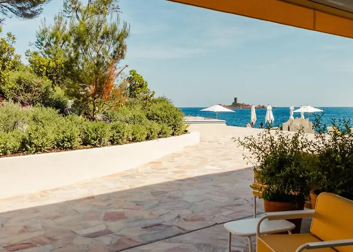 Hotel Les Roches Rouges, A Beaumier Saint-Raphael (Var)