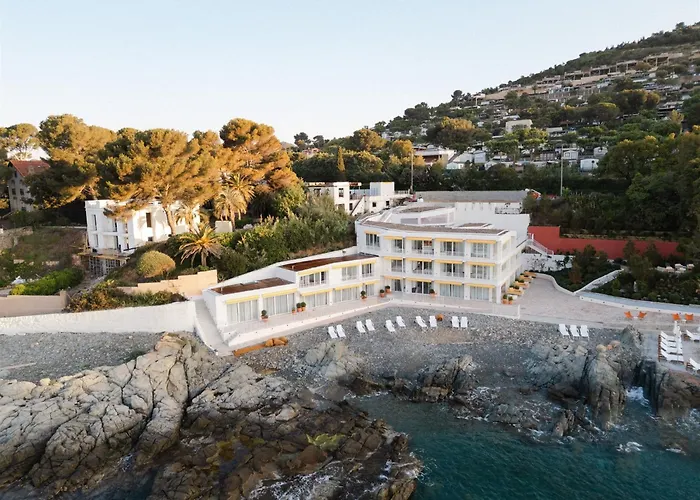 Les Roches Rouges, A Beaumier