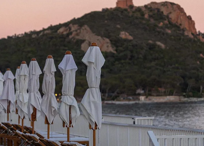 Hotel Les Roches Rouges, A Beaumier Saint-Raphael (Var)